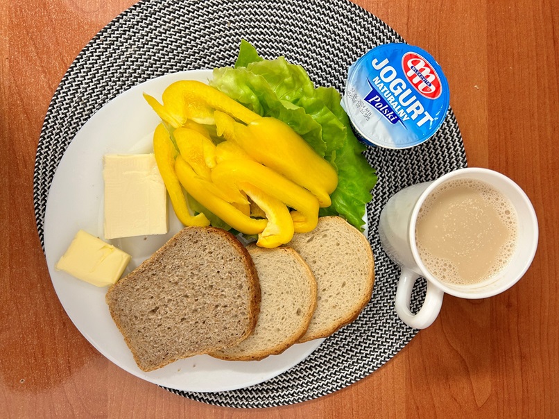 Na Zdjęciu : Jogurt naturalny, Kawa zbożowa z mlekiem/p, Chleb mieszany pszenno-żytni, Chleb Graham, Masło extra 82%, Ser topiony, Papryka świeża, Sałata zielona